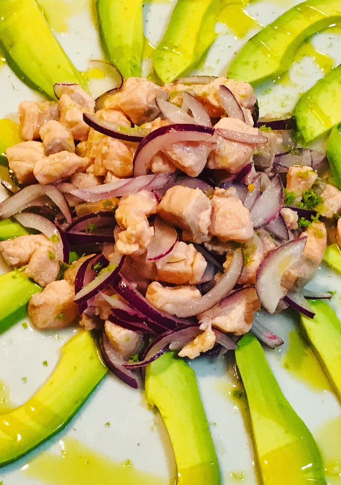 Una foto de Ceviche de salmón con aguacate