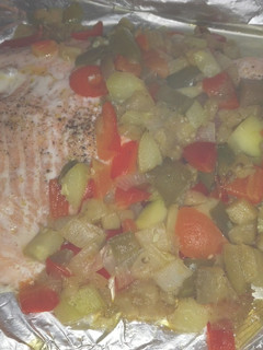 Una foto de Salmón con pisto de verduras al papillot
