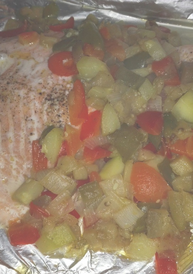 Una foto de Salmón con pisto de verduras al papillot