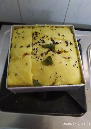 बेसन ढोकला (besan dhokla recipe in hindi) रेसिपी मुख्य फोटो