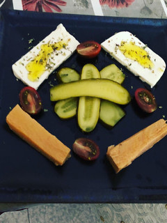Una foto de Ventresca de atún con queso fresco, pepinillos y cherrys