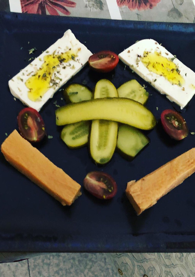 Una foto de Ventresca de atún con queso fresco, pepinillos y cherrys