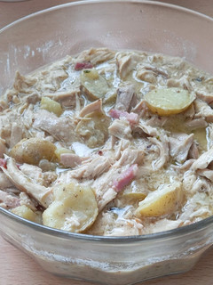 Una foto de Pollo a la carbonara con patatitas baby! 😋😋😋😋😋