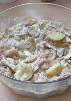 Una foto de Pollo a la carbonara con patatitas baby! 😋😋😋😋😋
