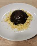Semiesfera de mousse de chocolate con tierra de bizcocho
