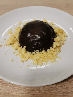 Una foto de Semiesfera de mousse de chocolate con tierra de bizcocho