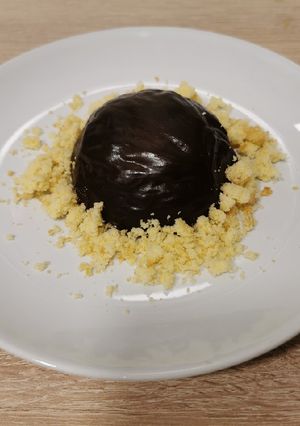 Una foto de Semiesfera de mousse de chocolate con tierra de bizcocho