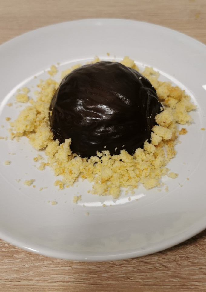 Una foto de Semiesfera de mousse de chocolate con tierra de bizcocho