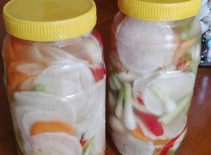 Una foto de Encurtido dulce de verduras 🇵🇪 (Estilo Chifa)