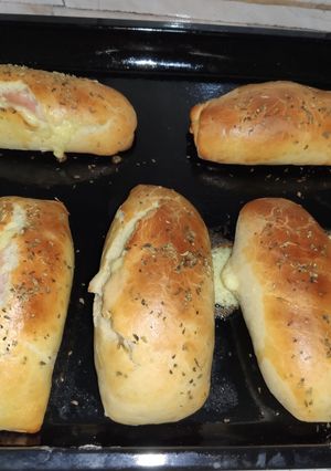 Una foto de Pan relleno de jamón y queso