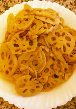 Una foto de Lotus-root stir-frying (Raíces de loto salteado al estilo light）totally vegetarian
