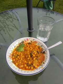 Una foto de Cocido de garbanzos rápido de verduras