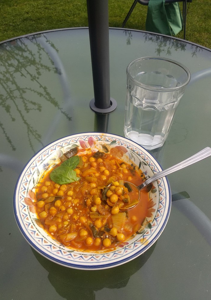Una foto de Cocido de garbanzos rápido de verduras