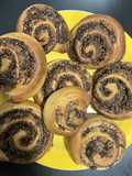 Rollos de canela con chocolate y almendras