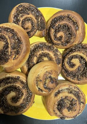 Una foto de Rollos de canela con chocolate y almendras