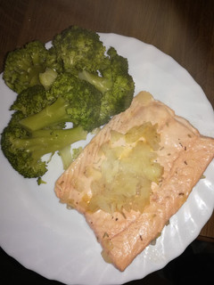 Una foto de Salmón y brócoli