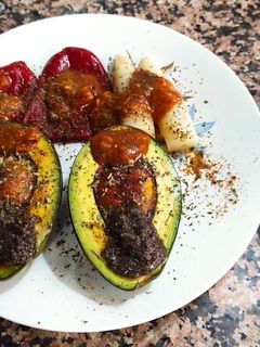 Una foto de Aguacate con huevo al horno