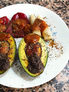 Una foto de Aguacate con huevo al horno
