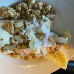 A picture of Banana split breakfast.