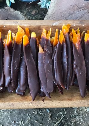 Una foto de Cascaritas de NARANJA bañadas en CHOCOLATE 🍊🍫