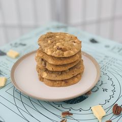 A picture of White chocolate chip cookies.