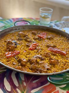 Una foto de Arroz de pollo y conejo