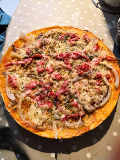 Una foto de Pizza de atún, anchoas, pimiento rojo y cebolla sin lactosa