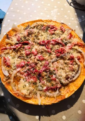 Una foto de Pizza de atún, anchoas, pimiento rojo y cebolla sin lactosa