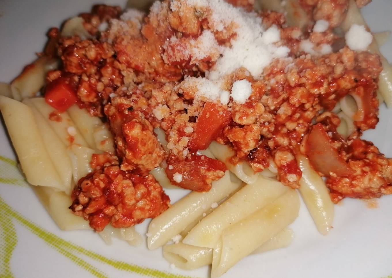 Macarrones en salsa de boloñesa con queso parmesano