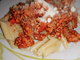 Macarrones en salsa de boloñesa con queso parmesano