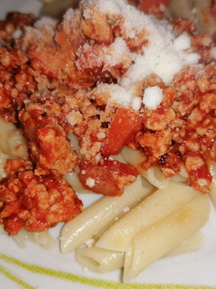 Una foto de Macarrones en salsa de boloñesa con queso parmesano