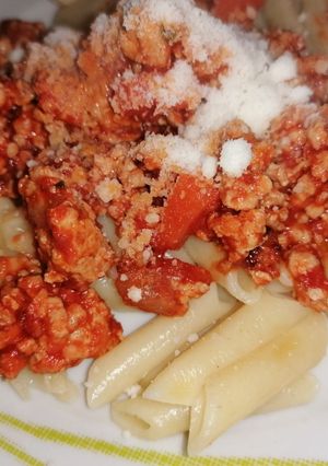 Una foto de Macarrones en salsa de boloñesa con queso parmesano