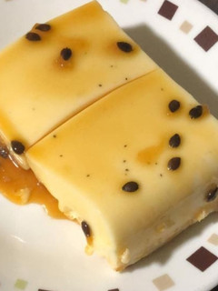 Una foto de Postre de tres leches con galletas ducales y maracuyá