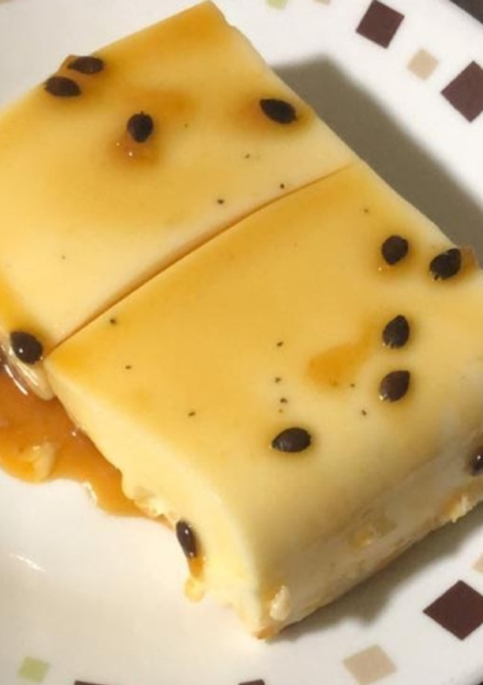 Una foto de Postre de tres leches con galletas ducales y maracuyá