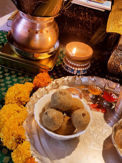 रवा बेसन लाडू..(Rava Besan Ladoo Recipe In Marathi) रेसिपी चे मुख्य फोटो
