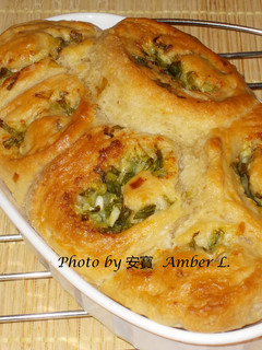 中西合璧蒜香芝士蔥油卷 East-Meets-West Cheesy Scallion and Garlic Rolls 的食譜成品照片