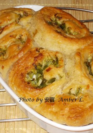 中西合璧蒜香芝士蔥油卷 East-Meets-West Cheesy Scallion and Garlic Rolls 的食譜成品照片