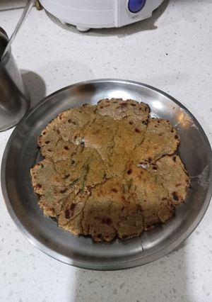 A picture of Bajre ki roti.