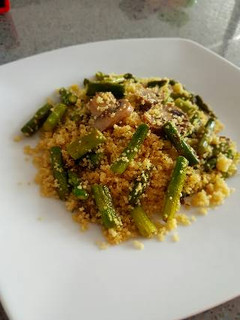 Una foto de Espárragos verdes con champiñones y cous cous