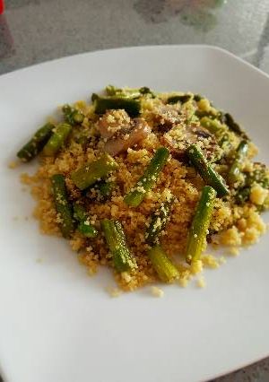 Foto principal de Espárragos verdes con champiñones y cous cous