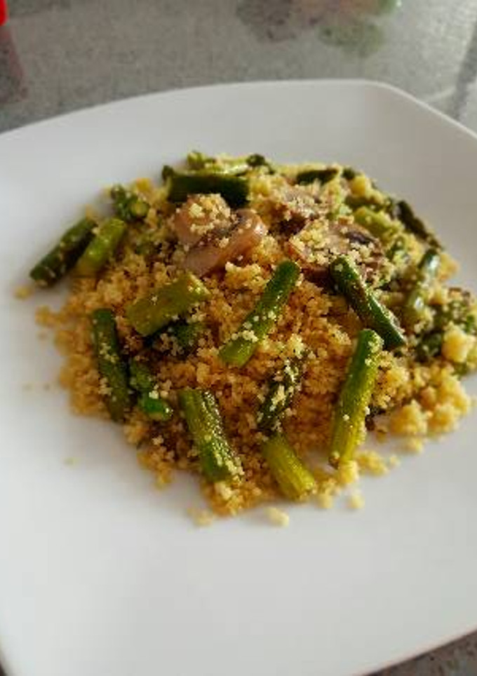 Una foto de Espárragos verdes con champiñones y cous cous