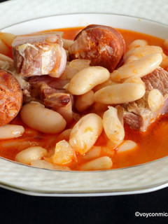 Una foto de Guiso de habas de Lourenzá, morcillo, chorizo y panceta