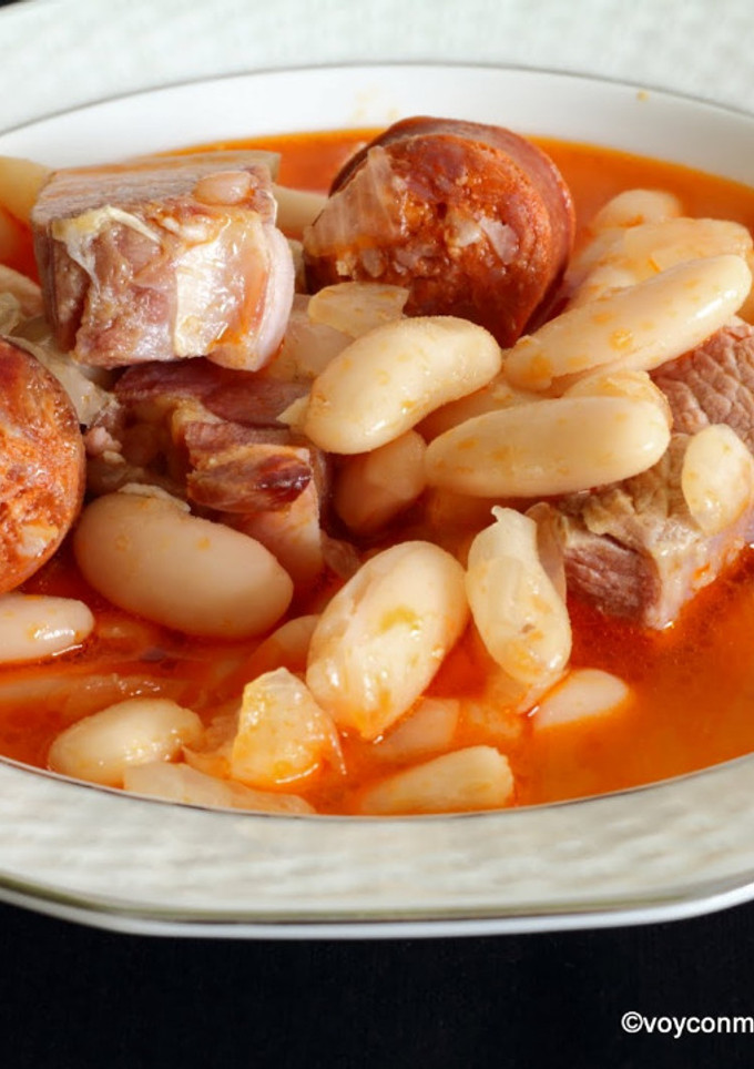 Una foto de Guiso de habas de Lourenzá, morcillo, chorizo y panceta