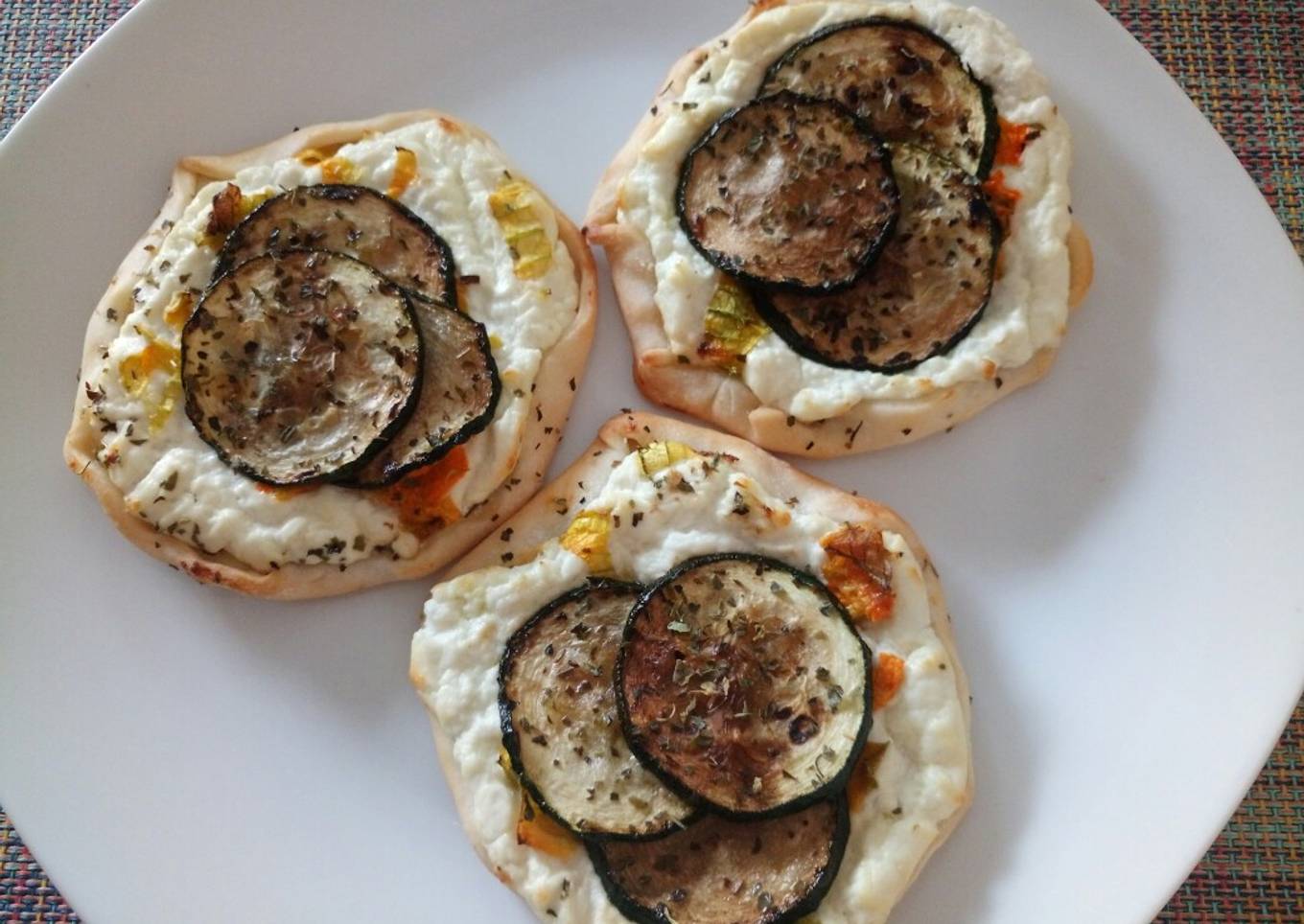 Fluffy's yummy tartlets with goat's cheese & pumpkin flowers