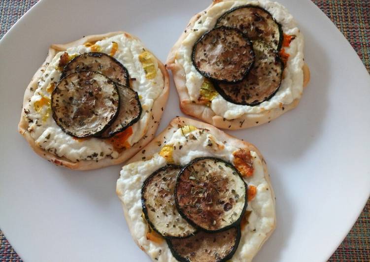 Tasy Fluffy&#39;s yummy tartlets with goat&#39;s cheese &amp; pumpkin flowers