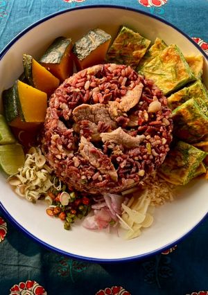 รูปของ ข้าวผัดน้ำพริกถั่วเน่าคลุกสมุนไพร แกล้มยำมะม่วง🌶️🧄