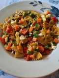 Pasta fredda con curcuma, verdure e formaggio feta