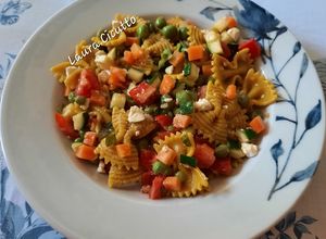 Foto di Pasta fredda con curcuma, verdure e formaggio feta
