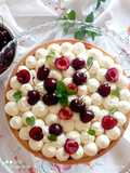 Crostata con ring,farcita con marmellata di ciliegie, crema pasticcera e panna