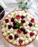 Crostata con ring,farcita con marmellata di ciliegie, crema pasticcera e panna